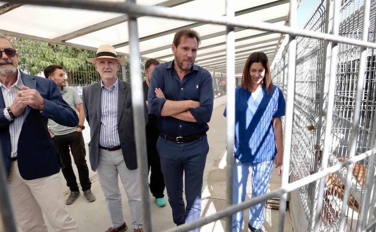 El alcalde, durante su visita al Centro de Protección Animal. 