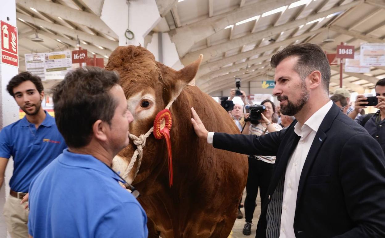 El secretario general del PSOE de Castilla y León, Luis Tudanca, visita la Feria del Sector Agropecuario Salamaq22.