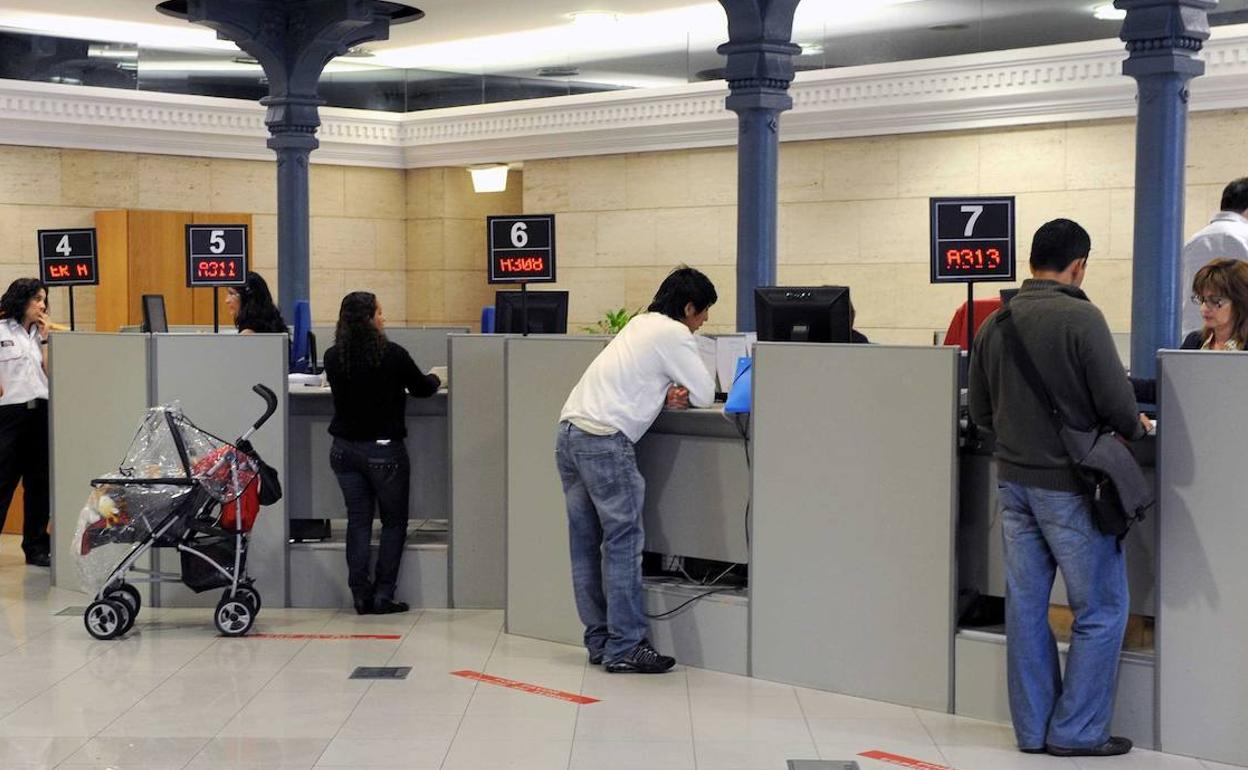 Ciudadanos en las oficinas de Atención Ciudadana en la plaza de la Rinconada. 