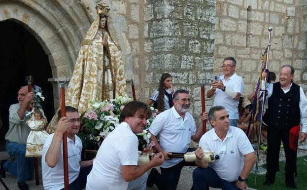 La Virgen de los Ángeles, al final de Procesión, a la puerta de la Ermita