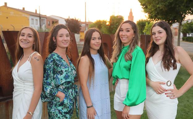 Gisela de la Cruz Colodrón, Belén Burgos Martín, María Díaz García, Judit Pocero Pérez y Aitana Monsalvo Lozoya, reinas de las Fiestas de los Novillos.