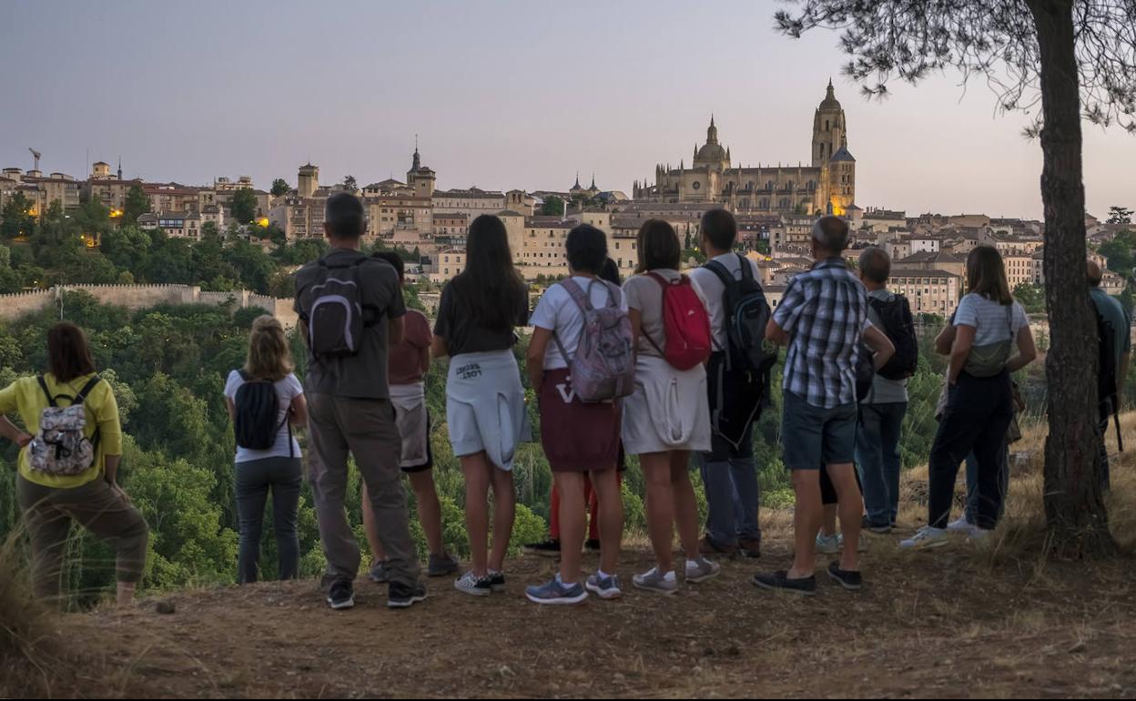 Un grupo participa este verano en una visita guiada organizada por Turismo.
