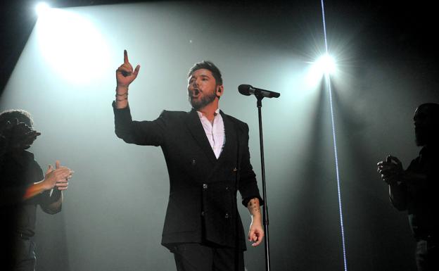 Miguel Poveda, durante su concierto en la Plaza Mayor. 