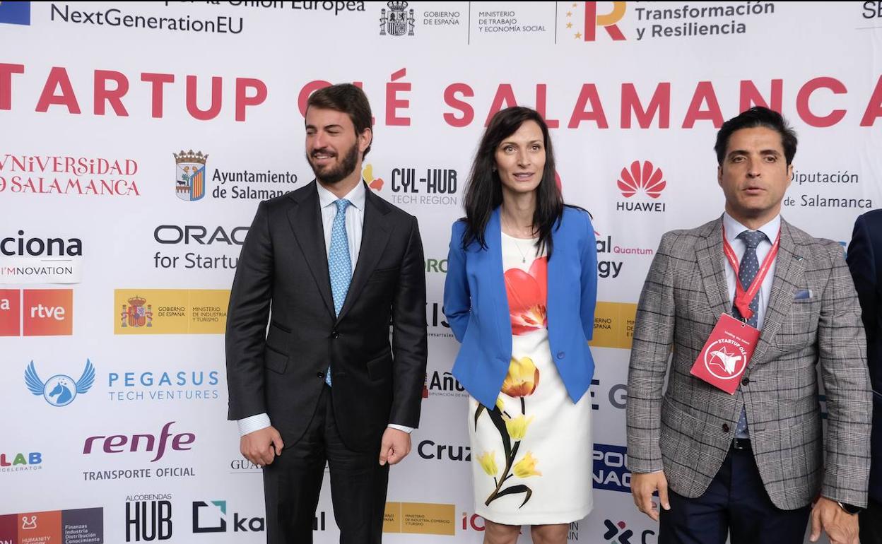 El CEO y fundador de Startup Olé, Emilio Corchado, presenta la feria junto a la comisaria de Innovación, Investigación, Cultura, Educación y Juventud de la Unión Europea, Mariya Gabriel, el vicepresidente de la Junta de Castilla y León, Juan García-Gallardo.. 