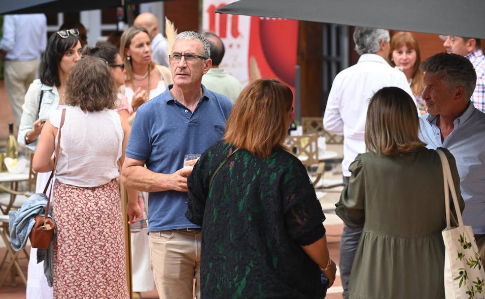 Foto de ambiente de la Terraza de El Norte con alguno de los invitados. 