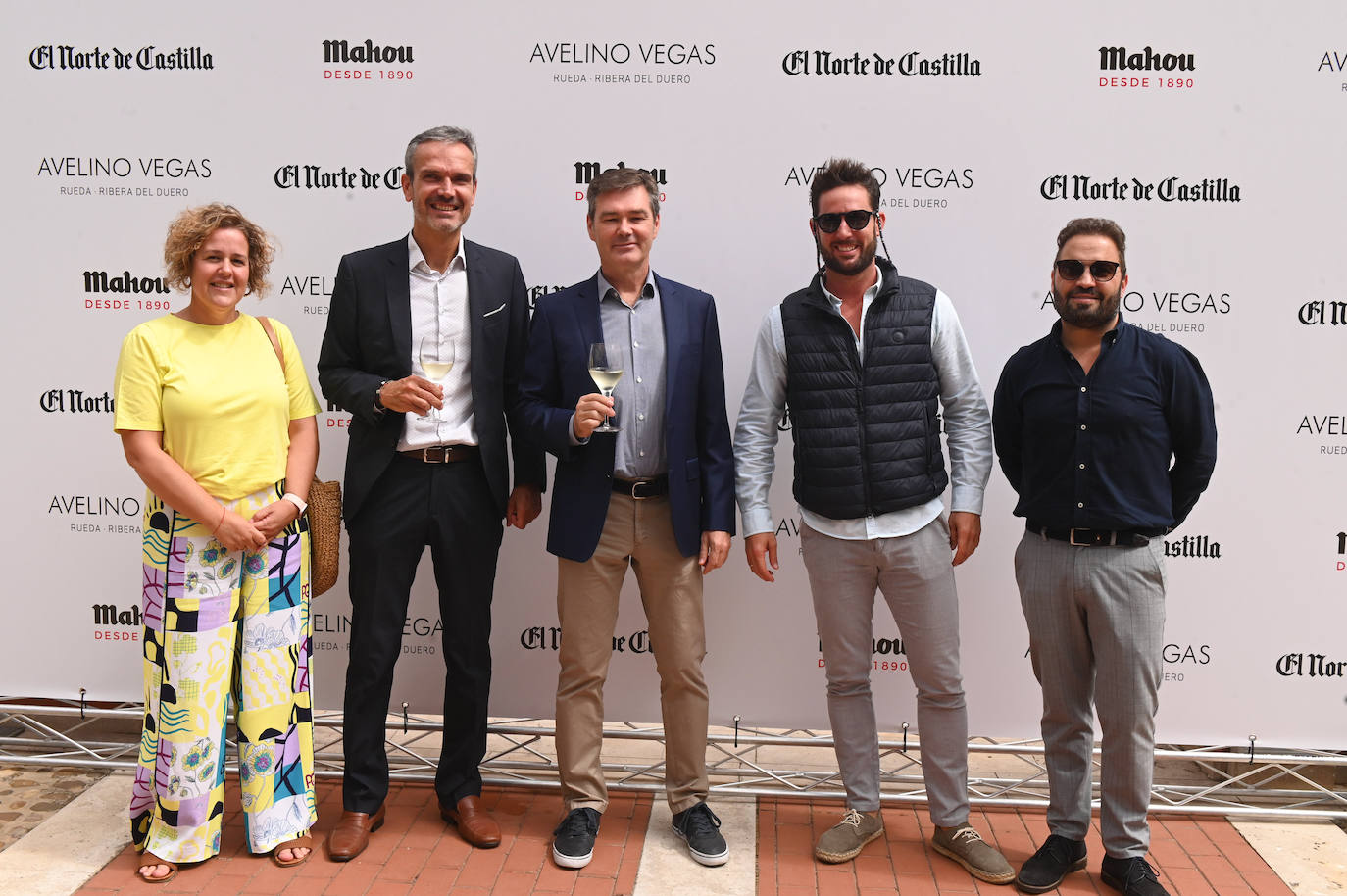 Silvia Rojo, colaboradora de El Norte, junto al director general de la DO Rueda, Santiago Mora; su presidente, Carlos Yllera; Jorge de Lozar, de Planform; y Diego París, de París Durán Abogados.