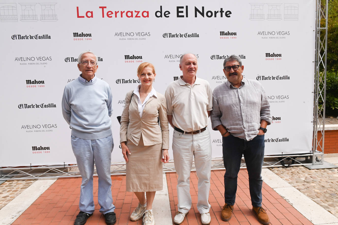 El articulista y colaborador de El Norte Ramón García; la actriz Azucena de la Fuente; Faustino Temprano, secretario general de UGT Castilla y León; y el jefe de fotografía de El Norte, Ramón Gómez.