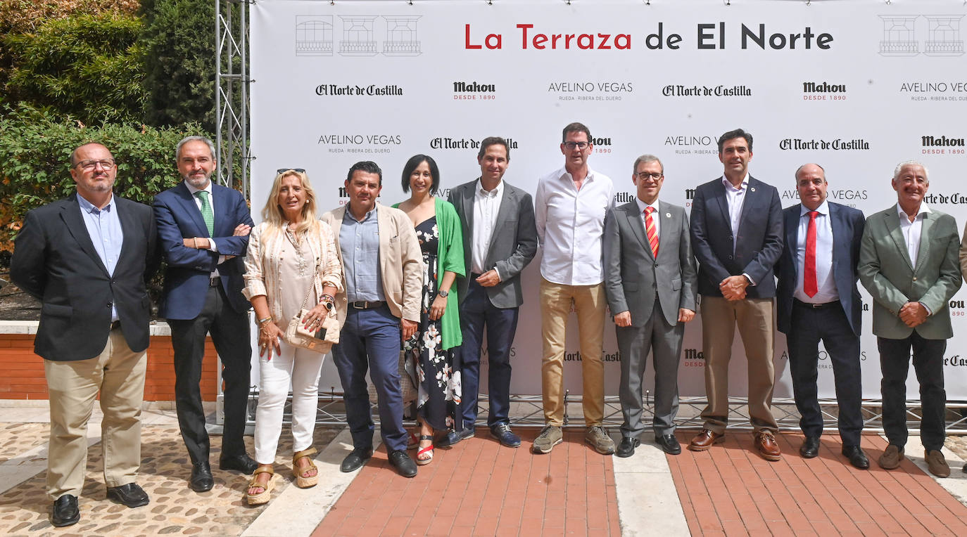 Los representantes de Vox: Luis Carlos Giménez, concejal de Simancas; Alberto Díaz, secretario general de la Consejería de Empleo; Isabel Pérez, concejala de Laguna de Duero; Ricardo Velasco y Aroa Valdés, concejales de Cigales; Mario de Fuentes, diputado provincial; Goyo Ezama, director general de El Norte; el consejero de Industria, Comercio y Empleo, Mariano Veganzones; el concejal de Valladolid y presidente provincial de la formación, Javier García Bartolomé; el viceconsejero de la Consejería de Agricultura, Pedro Medina; y José Ramón Muñoz, concejal de Arroyo de la Encomienda.