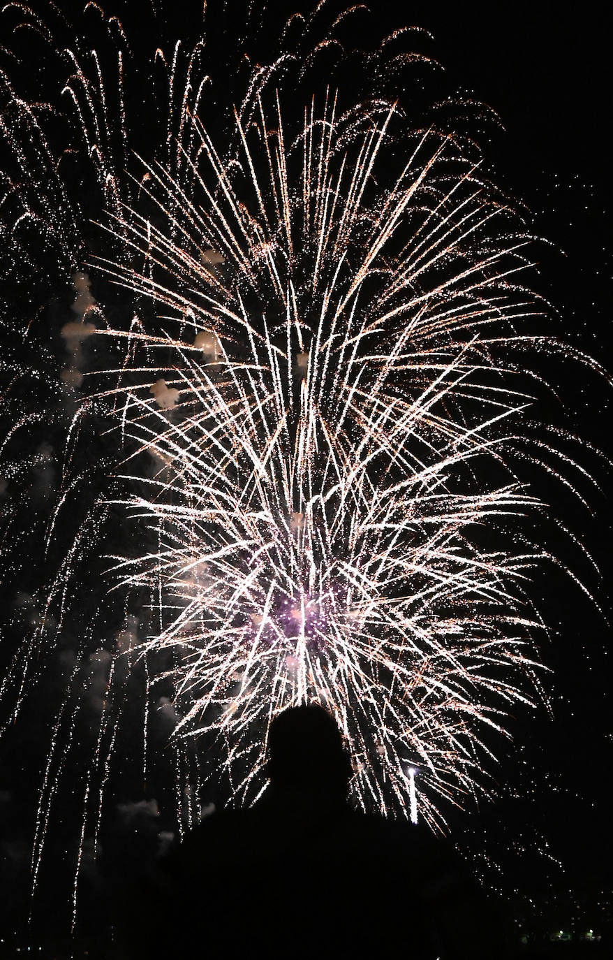 Fotos: Los fuegos artificiales del miécoles, en imágenes