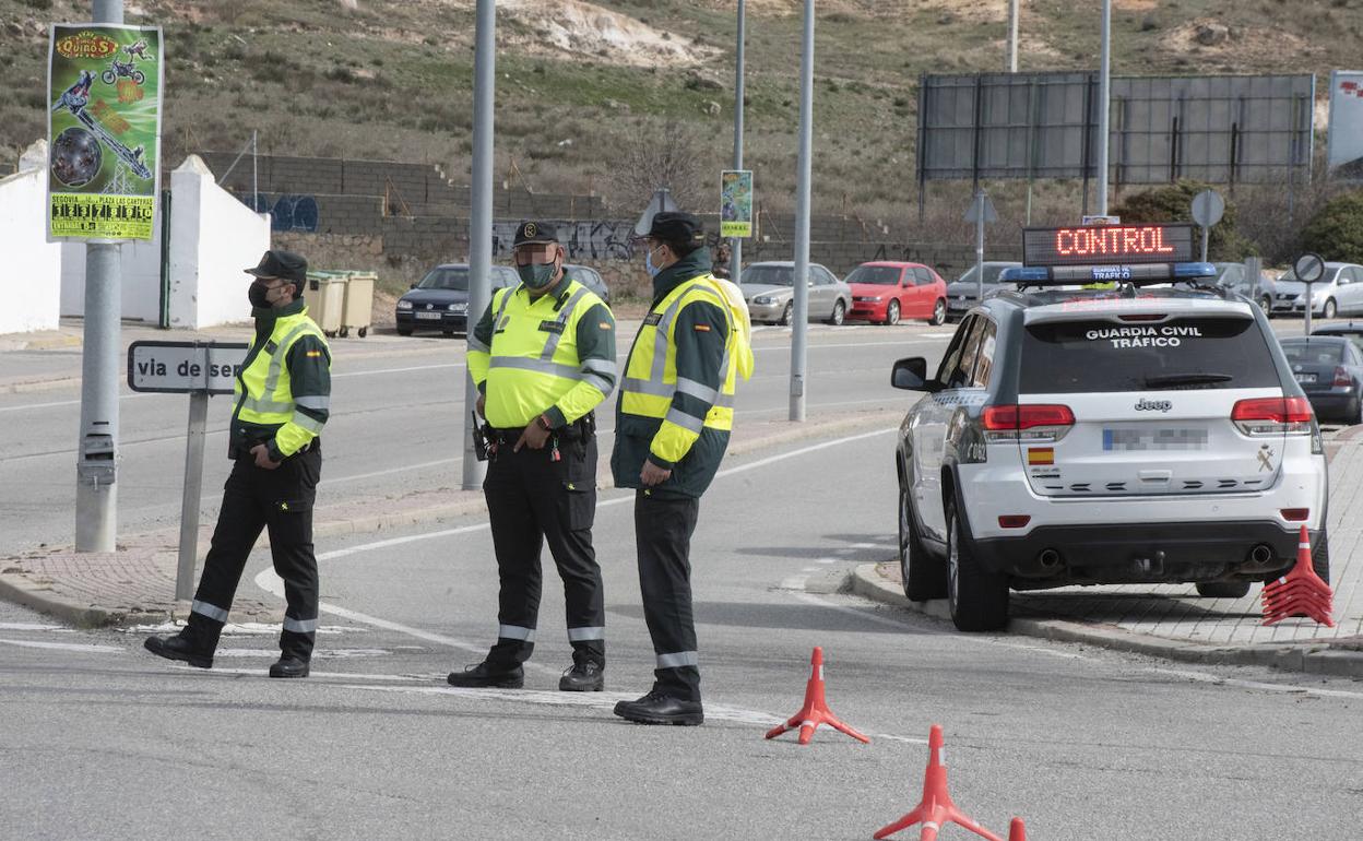 Control de la Guardia Civil enuna de las carreteras de la provincia. 