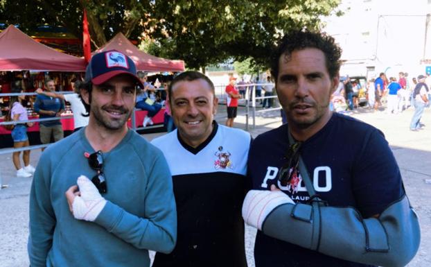 En Cuéllar, Fernando del Valle a la derecha, junto al matador de toros Eugenio Martín, de Riaza (izq) y al aficionado José Antonio Rico de Tordesillas. 