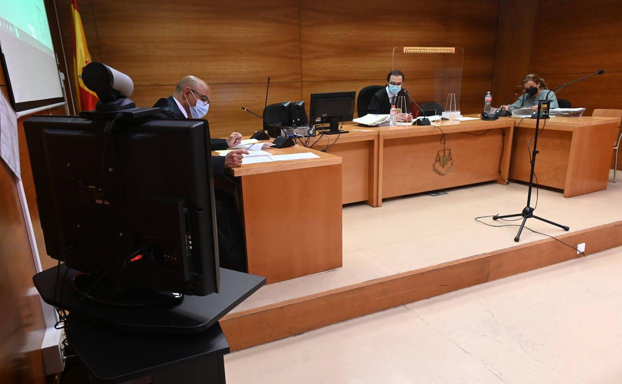 El acusado de la estafa declara por videoconferencia en el Juzgado de lo Penal 4 de Valladolid.