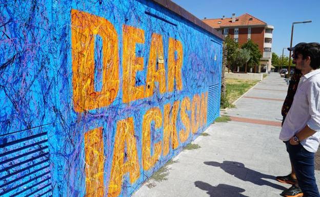 Los directores de Miltrescientosgramos y Mon Estudio contemlan en mural dedicado a Jackson Pollock 