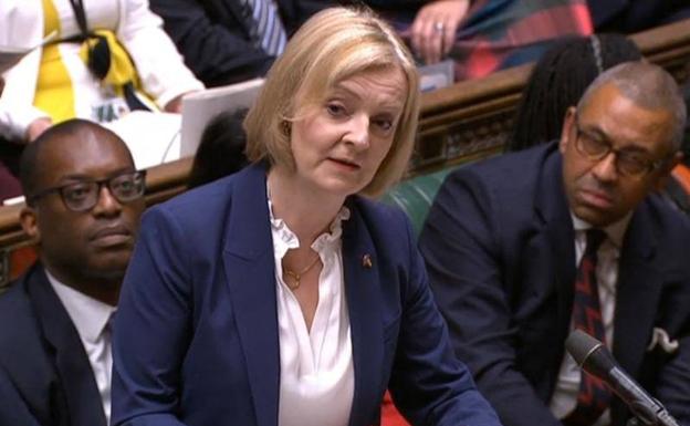 Liz Truss, este miércoles en su primera intervención en la Cámara de los Comunes como primera ministra, flanqueada por los ministros de Hacienda, Kwasi Kwarteng, y de Exteriores, James Cleverly