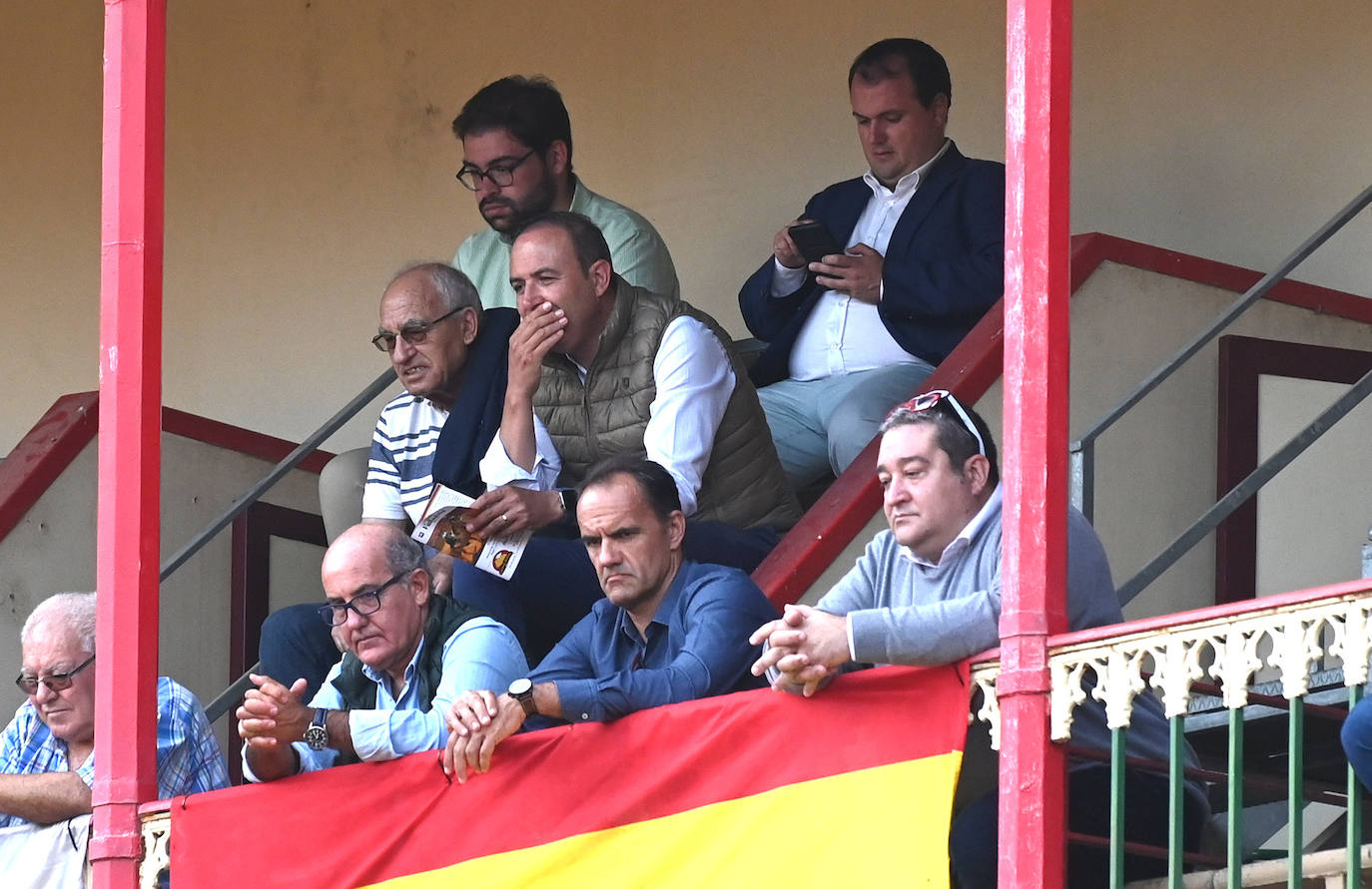 Arriba con chaleco, el vicepresidente de la Diputación, Víctor Alonso; abajo a la derecha, Nacho Fernández, alcalde de Cigales.