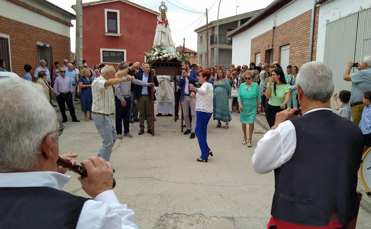 Procesión de la Virgen de la Vega en Alcazarén.