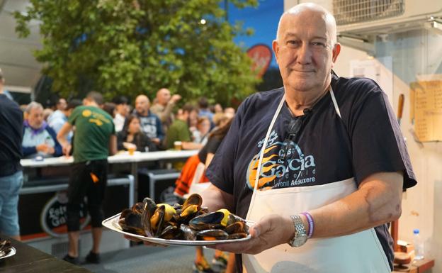 Fernando Harguindey, presidente de la Casa de Galicia en Valladolid con una ración de mejillones 