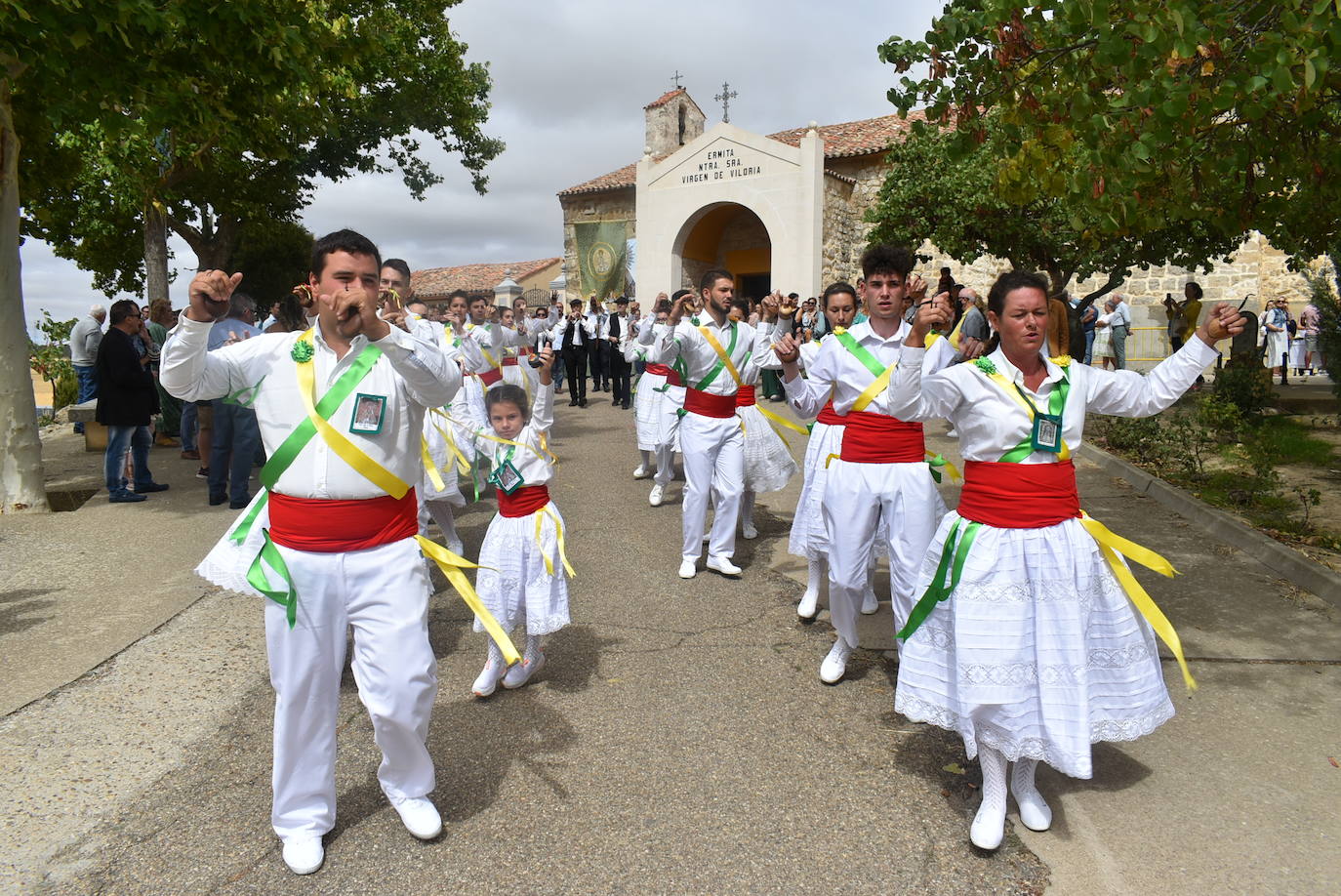 Grupo local de paloteo danzando con el traje típico a la salida de la ermita 