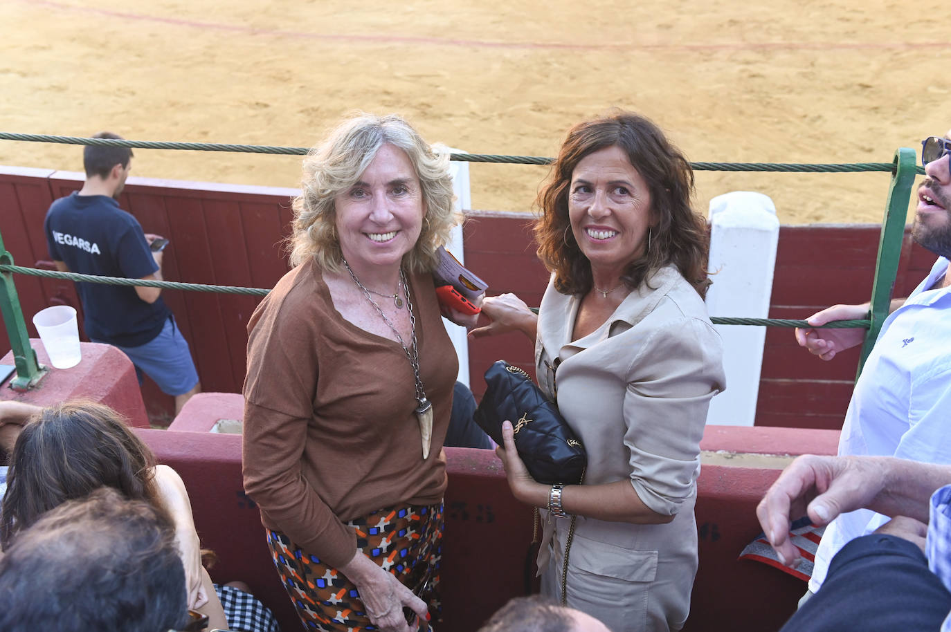 Rosa Urbón, presidenta de Cruz Roja en Valladolid, y Ana Isabel Gutiérrez. 