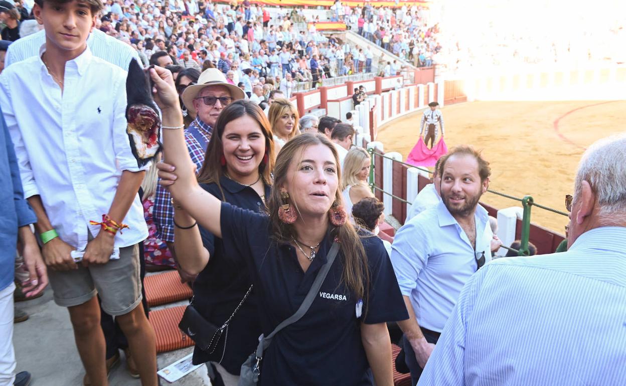 Sonsoles Pérez-Minayo y Sara Santander muestran la oreja que había lanzado Rufo. 