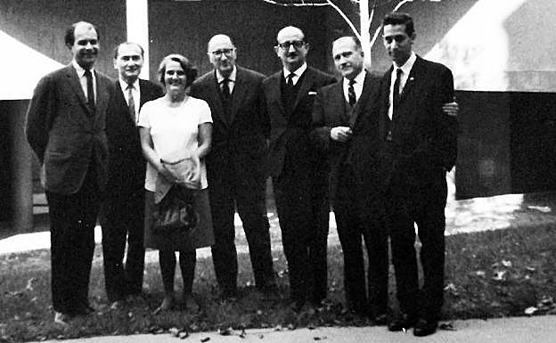 Junto con el vallisoletano Jorge Guillén y otros profesores en Harvard. 