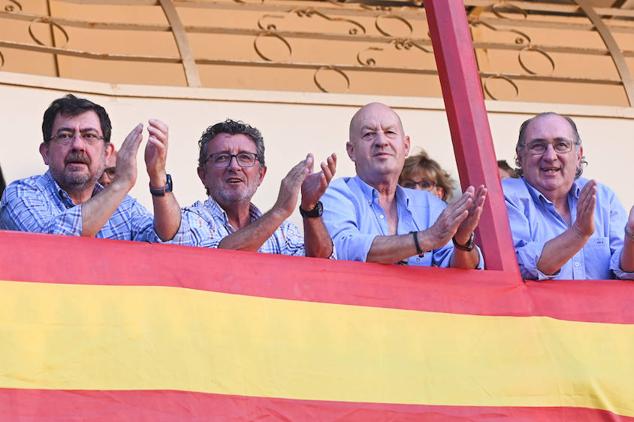 Pedro Páramo, Willevaldo Alonso, Toño Díaz Soto y Juan Manuel Raso en balconcillo bajo del siete. 