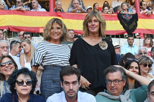 Cristina Muela Tremiño, de Joyería Tremiño, y Elena González-Cascos, profesora de la Universidad de Valladolid, de pie. 