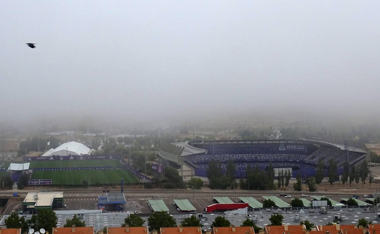 La niebla cubría el estadio y el recinto ferial en la mañana del viernes. 