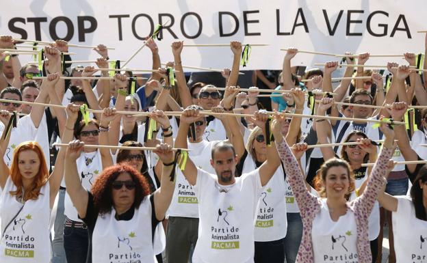 Manifestación de Pacma contra el Toro de la Vega. 