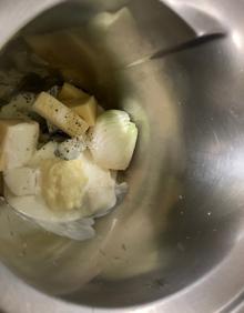 Imagen secundaria 2 - Ingredientes, el pan en el horno envuelto con papel de aluminio y los ingredientes listos para triturar.