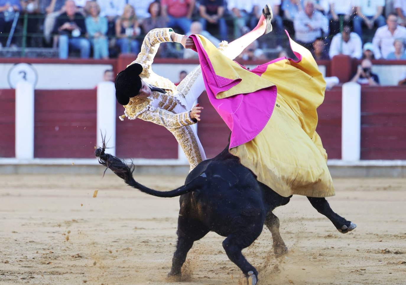 El tercero de la tarde da una voltereta a Tomás Rufo al iniciar el quite.