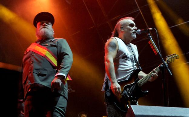 Ska-P, en la Plaza Mayor de Valladolid, durante su canción 'Jaque al rey'. 