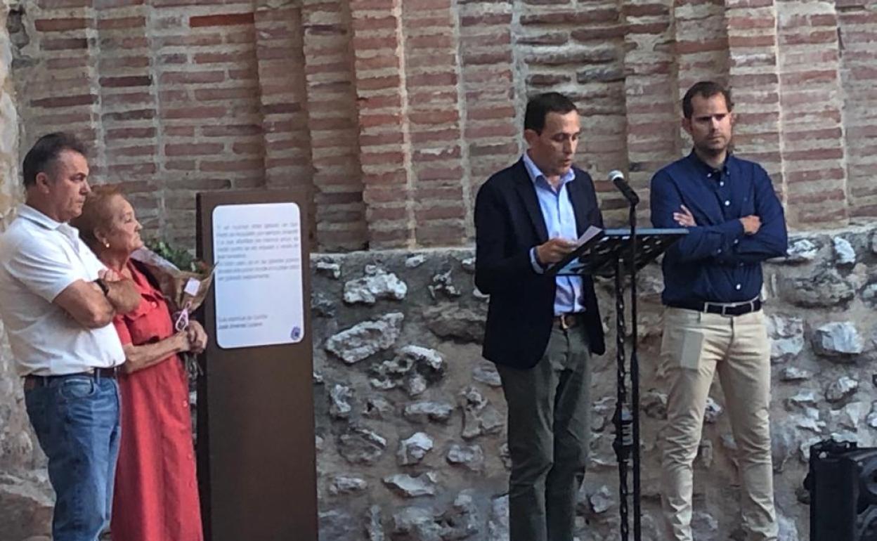 La viuda de José Jiménez Lozano y su hijo junto al alcalde de Alcazarén y el presidente de la diputación en la inauguración del paseo literario.
