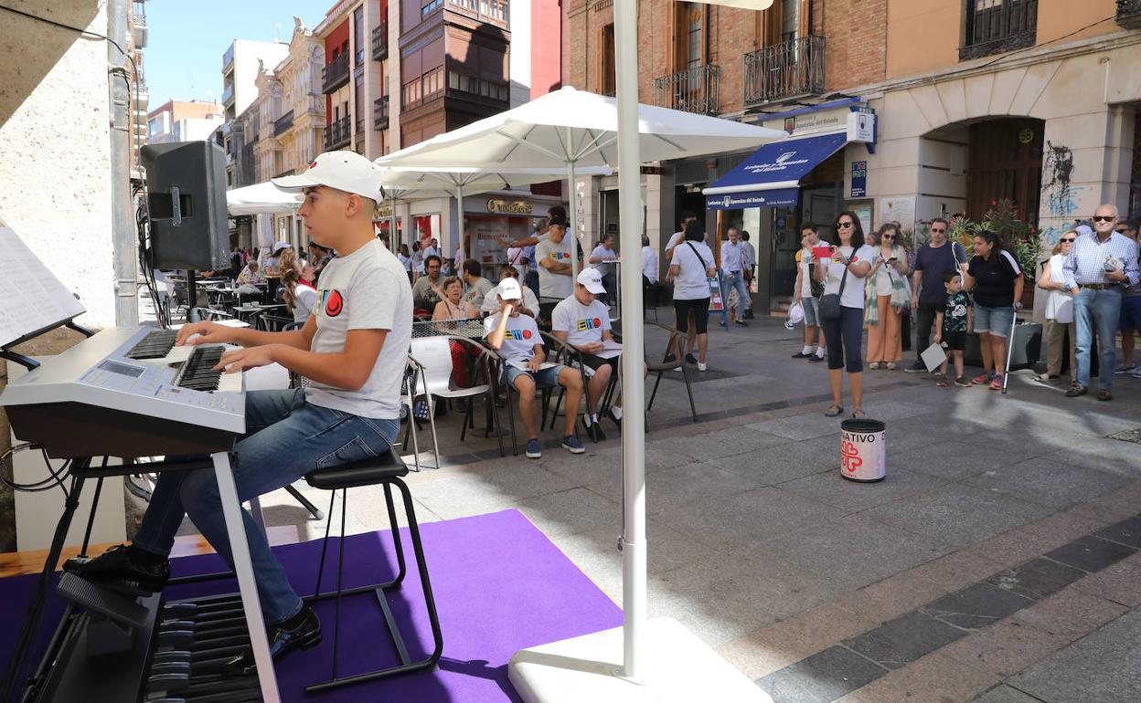 Varias personas escuchan la interpretación al órgano electrónico de un alumno de la EMO. 