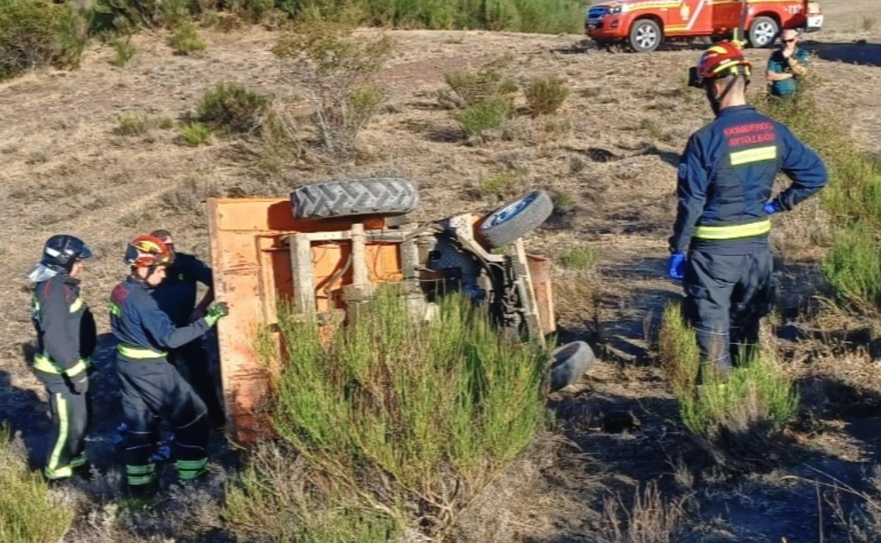 Los bomberos trabajan en el lugar del suceso. 