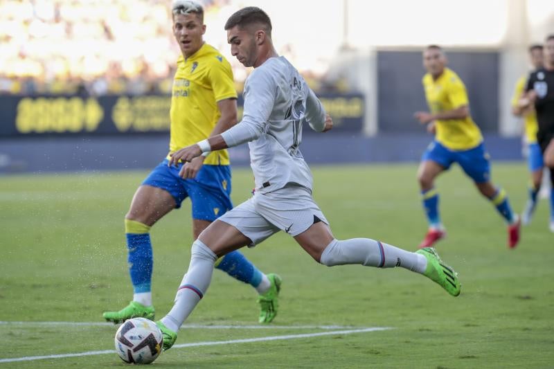 Ferran Torres prepara un centro ante la presión de Iván Alejo en una acción del partido frente al Cádiz en el Nuevo Mirandilla.