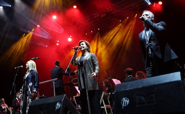 Actuación de Mocedades en la Plaza Mayor. 