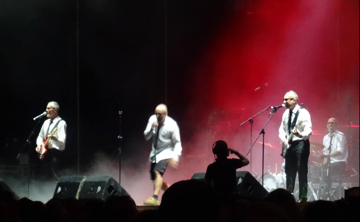 El grupo local Hula Baby, con su blanco y negro característico, similar a los Hives. 