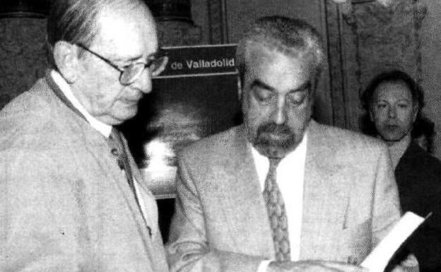 Javier Marías, detrás de Miguel Delibes y Tomás Rodríguez Bolaños, en 1995. 