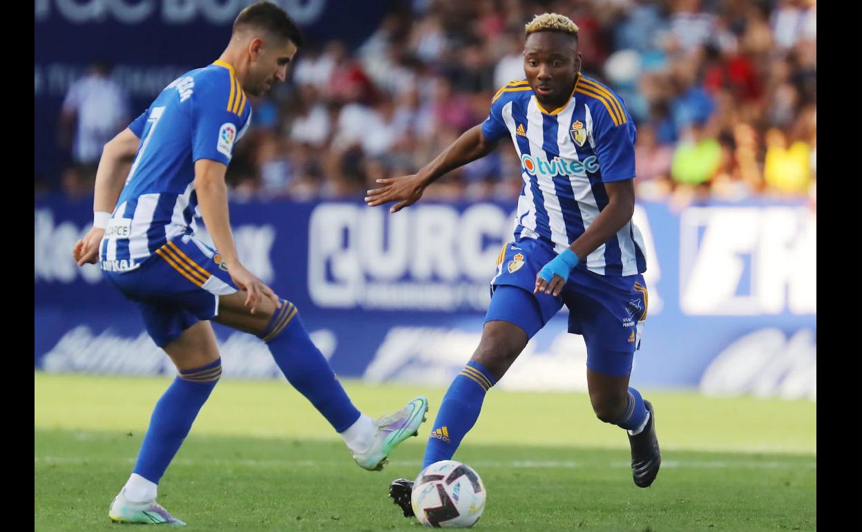 Dani Ojeda y Kelechi, autor del único gol berciano. 