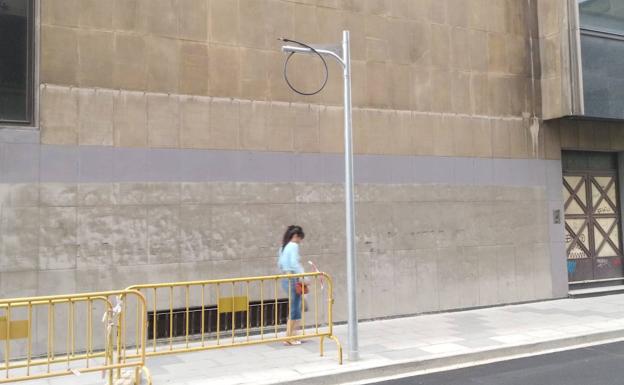 Imagen principal - Álvaro Gil reabre como calle &#039;verde&#039; sin jardines colgantes y con el mismo tráfico