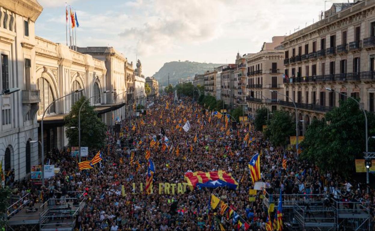 Miles de personas participan en la manifestación convocada por la ANC con motivo de la Diada. 