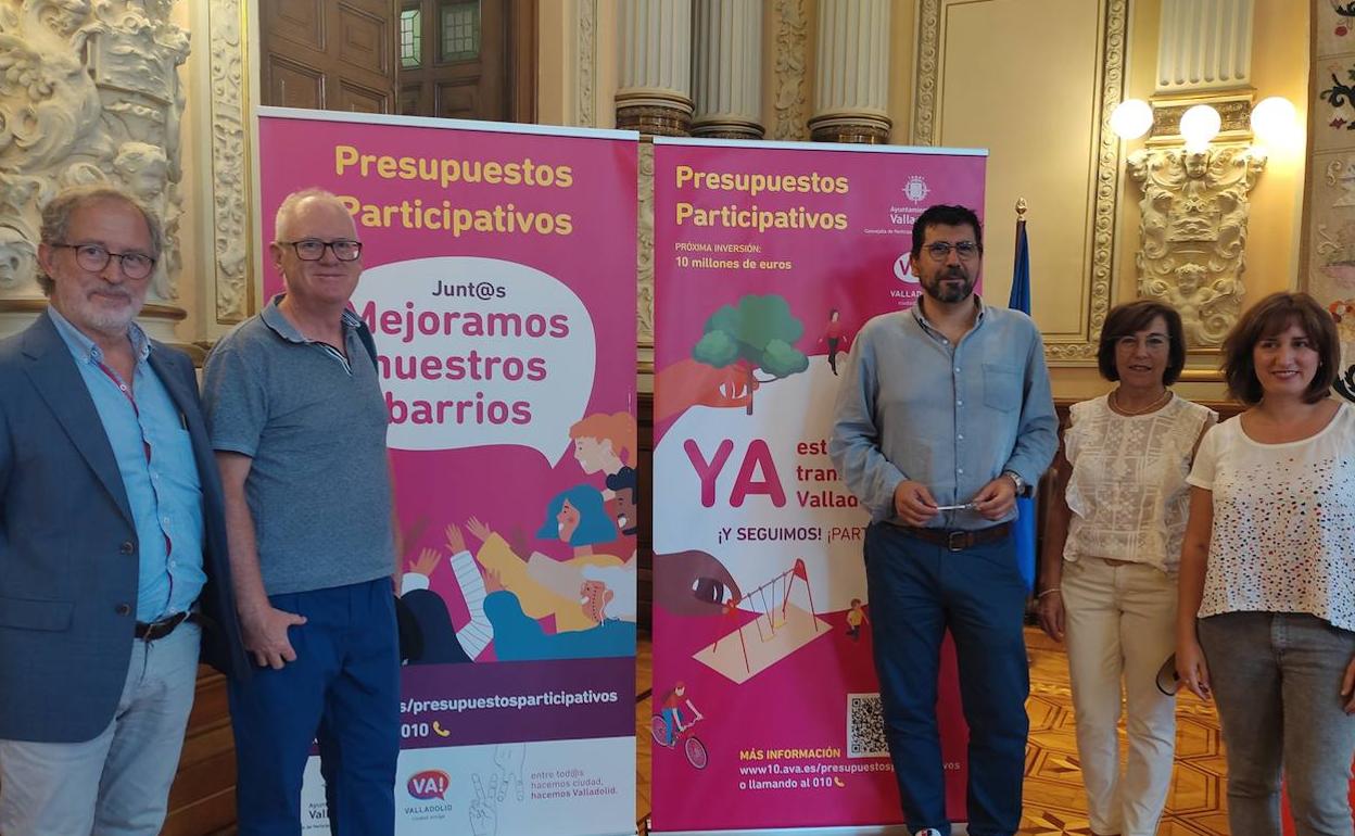 Concejales y representantes vecinales, durante la presentación de los presupuestos participativos. 