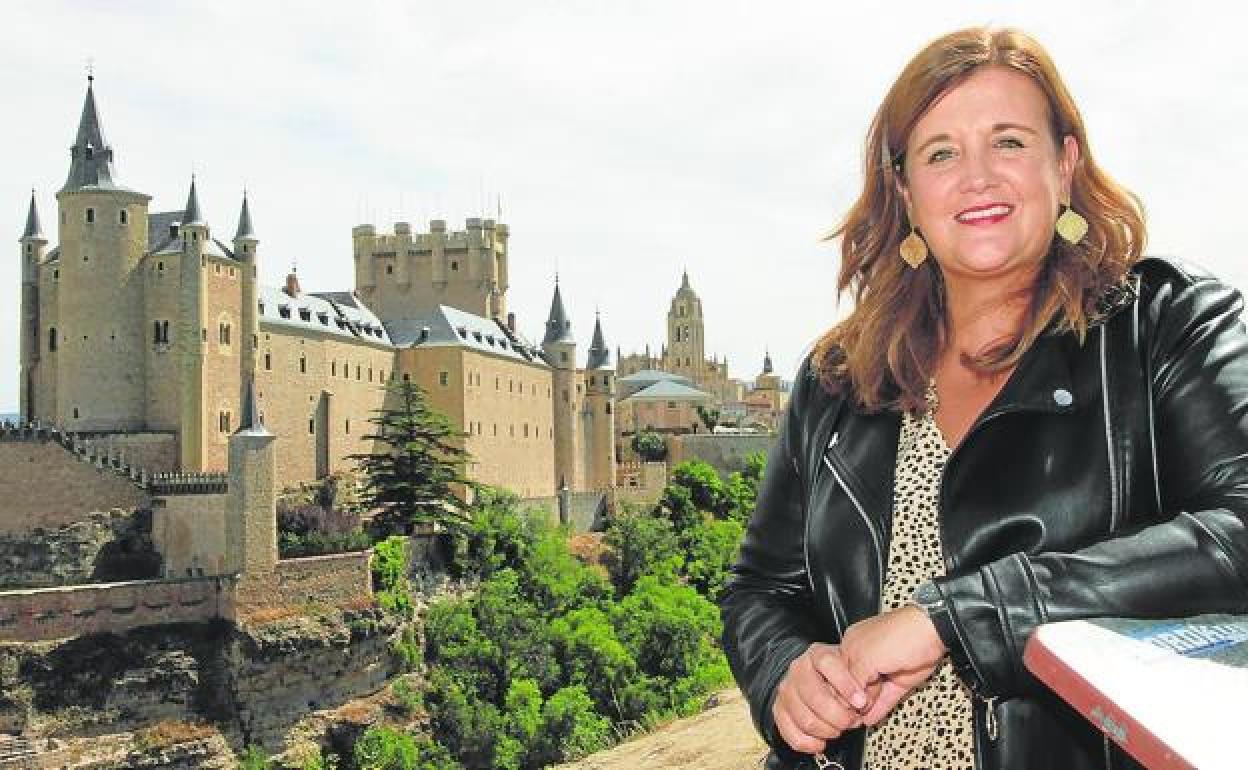 La alcaldesa de Segovia, Clara Martín, con el Alcázar de fondo. 