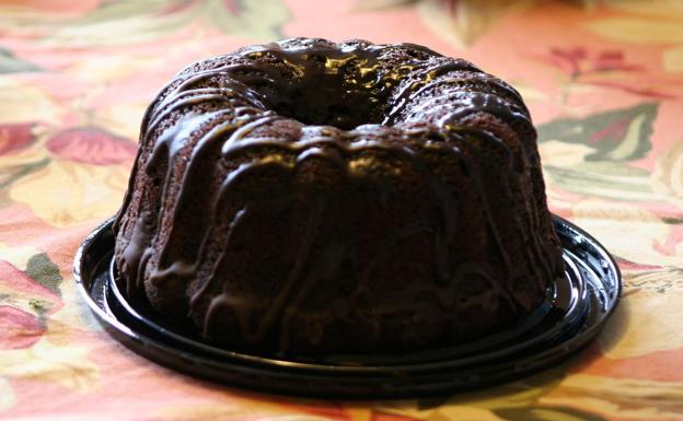 Bizcocho 'bundt' de chocolate con frambuesas