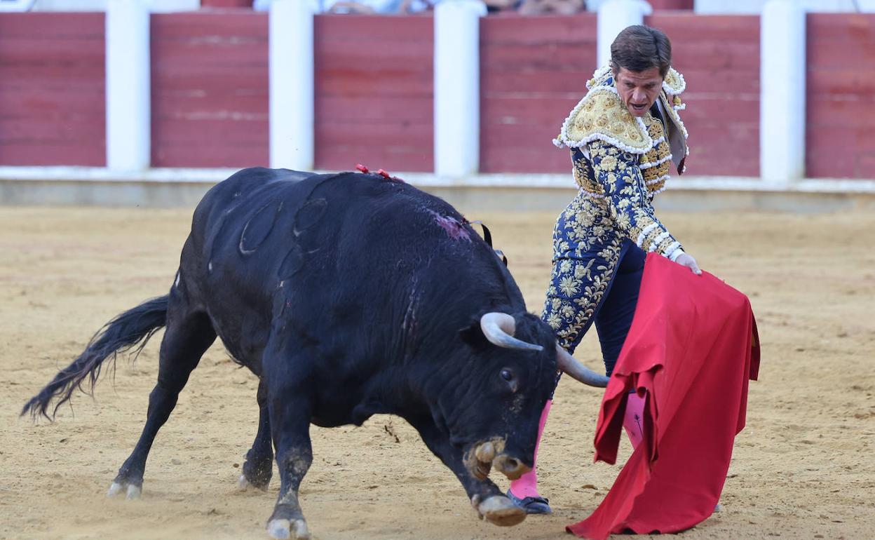 El Juli remata una tanda con un pase de pecho en la corrida de toros de este viernes en Valladolid. 