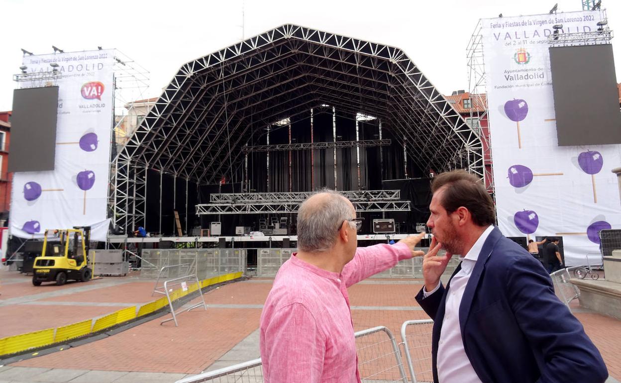 Óscar Puente, junto al técnico de Cultura Carlos Heredero, observa las labores de desmontaje del escenario de la Plaza Mayor. 