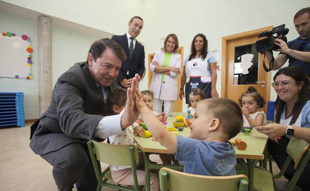 Mañueco anuncia la gratuidad de la educación de uno a dos años a partir del próximo curso