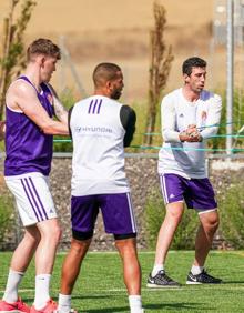 Imagen secundaria 2 - Real Valladolid: Mañana de hermanamiento en el estadio Zorrilla entre las plantillas de fútbol y baloncesto