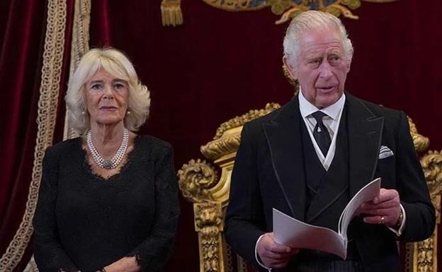 Los Reyes Carlos III y Camilla durante el acto de proclamación tras la muerte de la Reina Isabel II. 